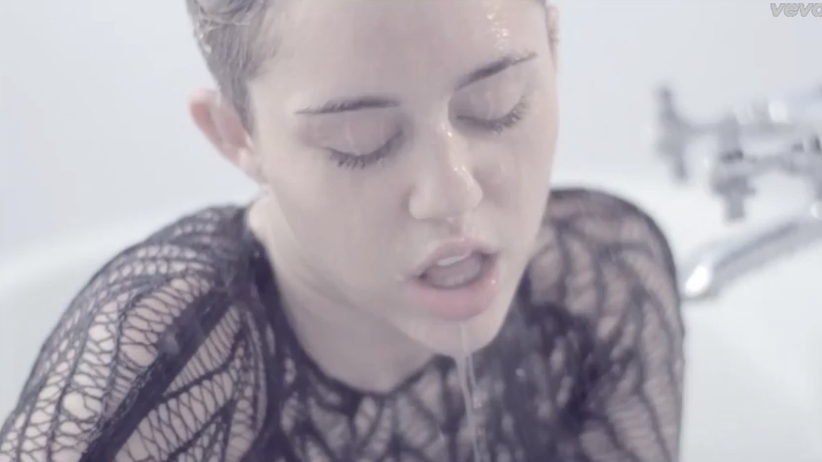 Och Miley tycker det är skönt att bada. 